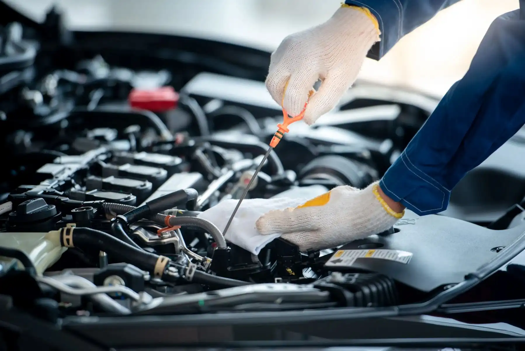 Automechaniker in einer Autowerkstatt prüft den Motor